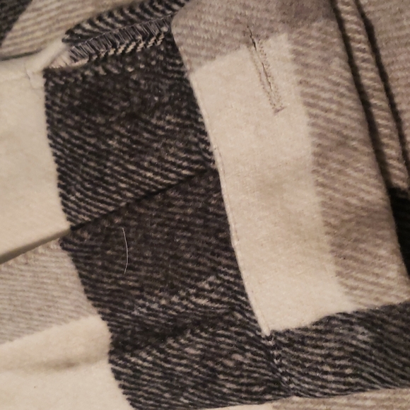 New boutique plaid shacket - Picture 6 of 8